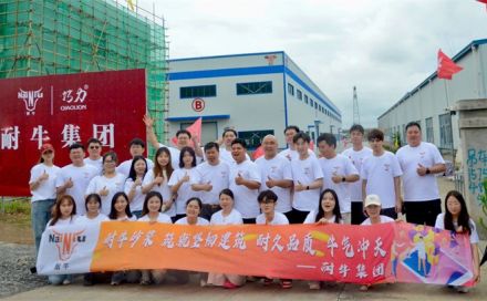 耐牛集團(tuán)團(tuán)建賦能新引擎：探秘工廠，鍛造建材銷售鐵軍.